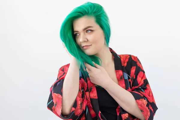 Mode, style, coloration des cheveux et concept de personnes - jeune femme aux cheveux verts en kimono coloré sur fond blanc — Photo