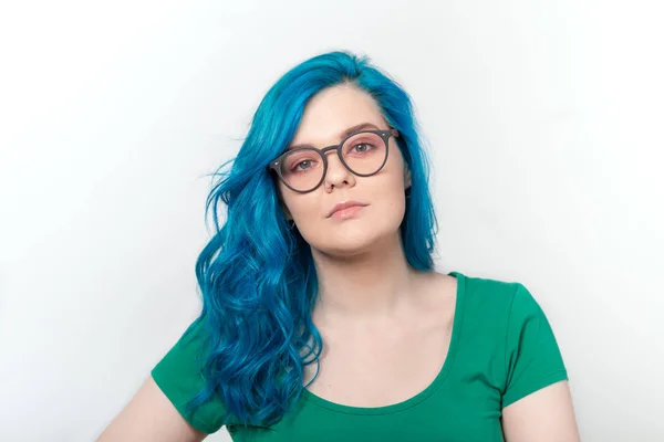 Juventude, conceito elegante e moda - Jovem mulher bonita com cabelo azul e óculos está sorrindo sobre fundo branco — Fotografia de Stock