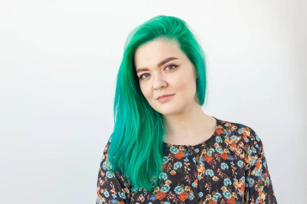 Moda, farbowanie włosów i koncepcja ludzi-portret pięknej dziewczyny z zielonymi włosami na białym tle — Zdjęcie stockowe
