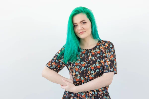 Moda, farbowanie włosów i koncepcja ludzi-portret pięknej dziewczyny z zielonymi włosami na białym tle — Zdjęcie stockowe