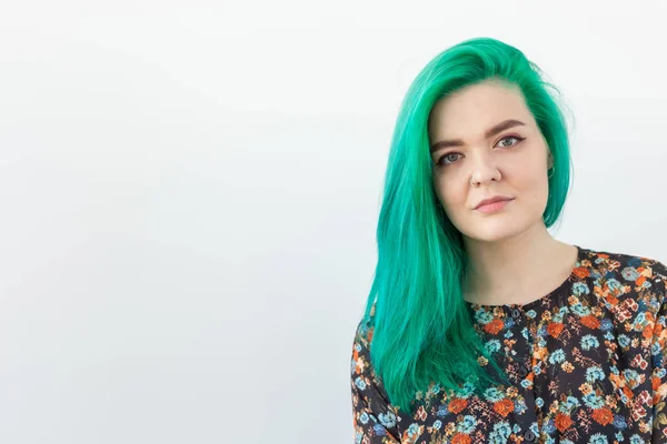 Moda, coloração de cabelo e conceito de pessoas - Retrato de menina bonita com cabelo verde em um fundo branco com espaço de cópia — Fotografia de Stock