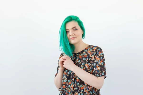 Moda, coloração de cabelo e conceito de pessoas - Retrato de menina bonita com cabelo verde em um fundo branco — Fotografia de Stock