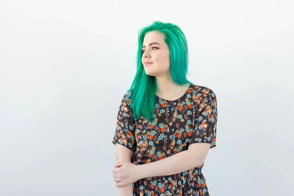 Moda, coloração de cabelo e conceito de pessoas - Retrato de menina bonita com cabelo verde em um fundo branco — Fotografia de Stock