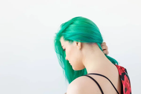 Концепция стиля, портрета и окраски волос - молодая женщина с зелеными волосами на белом фоне с пространством для копирования — стоковое фото
