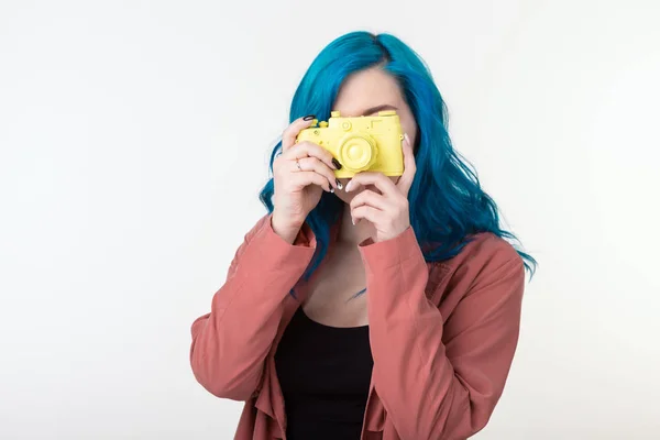 Fotograaf, hobby en Leisure concept-jonge vrouw met blauwe haren houden retro camera op witte achtergrond met Kopieer ruimte — Stockfoto