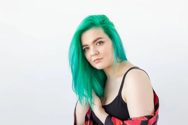 Penteado, juventude, coloração do cabelo, conceito de moda e estilo - jovem mulher bonita com cabelo verde sobre o fundo branco com espaço de cópia — Fotografia de Stock