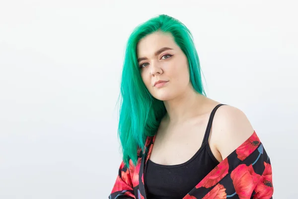 Penteado, juventude, coloração do cabelo, conceito de moda e estilo - jovem mulher bonita com cabelo verde sobre o fundo branco com espaço de cópia — Fotografia de Stock