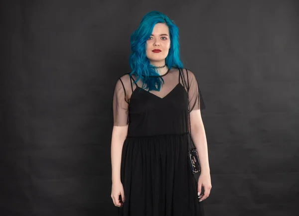 Emberek, a divat és a haj koncepció-portré fiatal nő kék hajú, fekete ruhában, kék hajú, fekete háttér — Stock Fotó