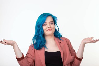 Beyaz arka plan üzerinde duran sürpriz yüz ifadesi ile mavi saçlı genç güzel kadın.