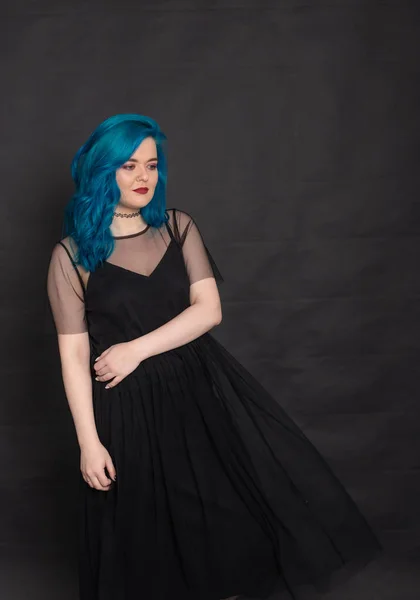 人，时尚和头发的概念 - 年轻女子的肖像与蓝色头发在黑色礼服与蓝色头发在黑色背景 — 图库照片