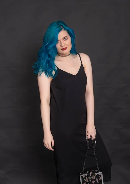Ludzie, moda i koncepcja włosów-Portret młodej kobiety z niebieskimi włosami w czarnej sukni z niebieskimi włosami na czarnym tle — Zdjęcie stockowe