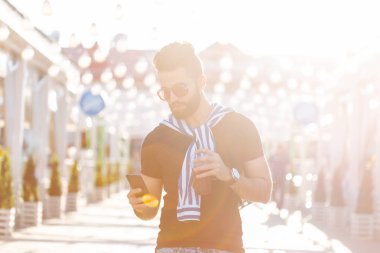 Suyu ile şık bir genç hipster Arap erkek Portresi. Hafta sonu konseptinde şehir tatili.