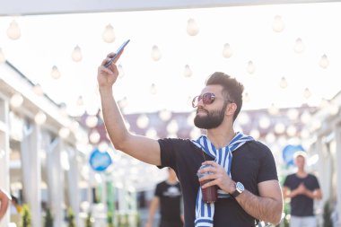 Yakışıklı adam bir selfie açık - beyaz insan - doğa, insan, yaşam tarzı ve teknoloji kavramı alıyor