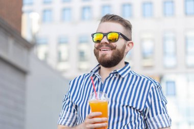 İş merkezinin arka planda suyu ile ayna gözlük şık bir genç hipster erkek alt görünümü portresi. Hafta sonu konseptinde şehir tatili.