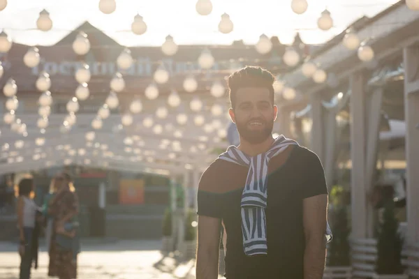 세련된 콧수염과 수염을 가진 잘 생긴 쾌활한 젊은 아라비아 학생은 근무 일 후 도시 를 산책. 긍정적이고 휴식의 개념. — 스톡 사진