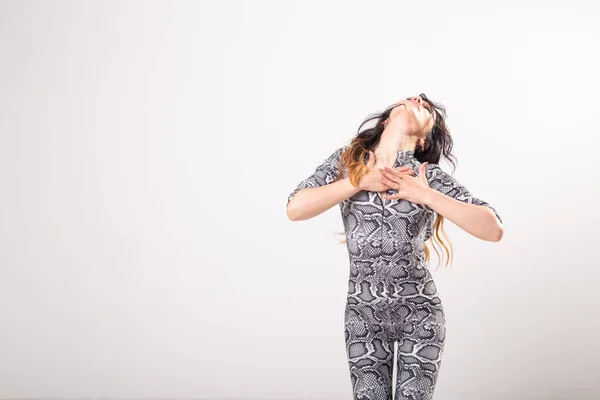 Dança latina, Improvisação, Concepção de dança contemporânea e moda - jovem bela mulher dançando no fundo do estúdio branco — Fotografia de Stock