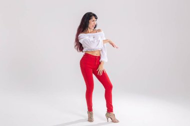 Latino dans, Doğaçlama, çağdaş ve vogue dans konsepti - beyaz stüdyo arka plan üzerinde dans genç güzel kadın