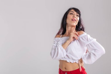 Latin dans, bachata bayan, caz modern ve vogue dans konsepti - Kopya alanı ile beyaz arka plan üzerinde dans güzel genç kadın