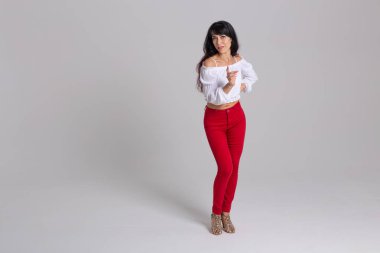 Latino dans, Doğaçlama, çağdaş ve vogue dans konsepti - stüdyo arka plan üzerinde dans genç güzel kadın