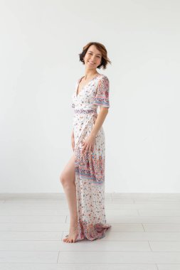 Giyim tasarımcısı ve insan kavramı - beyaz arka plan üzerinde zemin uzunlukta elbise kadın