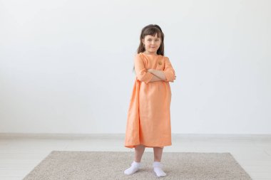 Çocukluk, çocuk ve giysi tasarımcısı kavramı - küçük kız stüdyoda moda giysiler poz