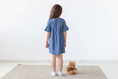 model, terzi, tasarımcı, insan kavramı - beyaz arka plan üzerinde mavi elbiseli çocuk kız