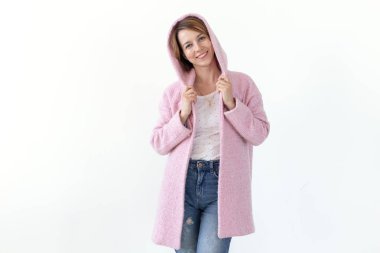 Büyüleyici genç kadın model bir tasarımcı pembe ceket beyaz bir arka plan üzerinde poz. Benzersiz bir el sanatları tasarımı kavramı. Reklam alanı, copyspace