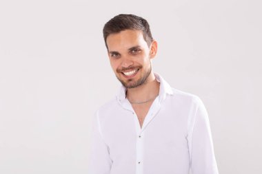 Mutlu genç rahat adam portre beyaz arka plan izole