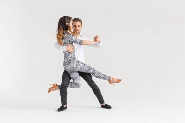 Sosyal dans, kizomba, tango, salsa, insanlar kavramı - güzel çift kopya alanı beyaz zemin üzerine bachata dansı