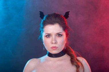 Cadılar Bayramı, tatil ve karnaval konsepti - gotik tarzda kadın.