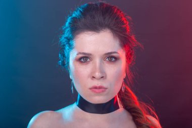 Cadılar Bayramı, tatil ve karnaval konsepti - gotik tarzda yaka ile kadın