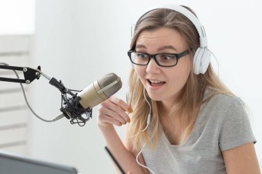 Radyo host kavramı - Kulaklıklı kadın radyo sunucusu portresinin yakın çekim