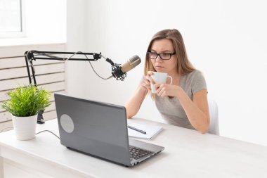 Blogger, streamer ve insan kavramı - Komik genç kadın Dj radyo üzerinde çalışıyor