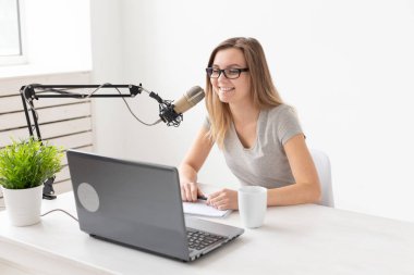 Radyo, bloglama, yayın kavramı - kadın dj radyo üzerinde çalışıyor