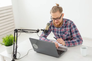 Radyo, Dj, bloglama ve insan kavramı - Gülümseyen adam mikrofon önünde oturan, radyo da ev sahibi