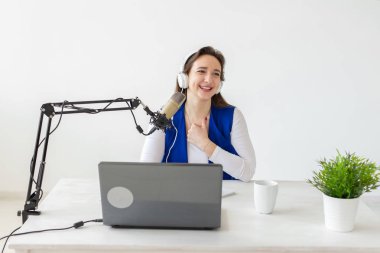 Radyo, bloglama, yayın kavramı - kadın dj radyo üzerinde çalışıyor