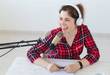 Radyo host kavramı - Kulaklık ile kadın radyo sunucusu Portresi