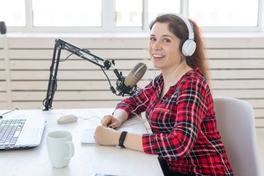 Radyo, bloglama, podcasting kavramı - radyoda genç kadın sunucu
