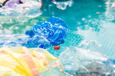 Çöp sorunu, plastik geri dönüşüm, kirlilik ve çevre kavramı - Su ortamında plastik çöp kirliliği.