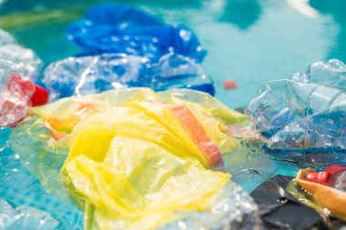 Plastik geri dönüşüm, kirlilik ve çevre kavramı - Okyanusta plastik çöp kirliliği Çevre sorunu