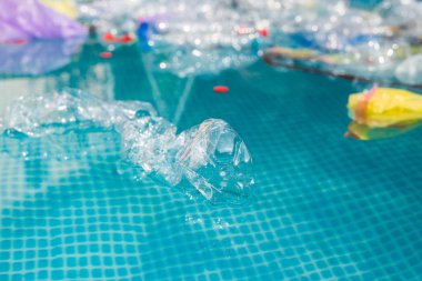 Çöp sorunu, plastik geri dönüşüm, kirlilik ve çevre kavramı - Su ortamında plastik çöp kirliliği.