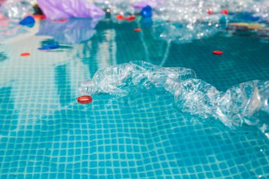 Çöp sorunu, plastik geri dönüşüm, kirlilik ve çevre kavramı - Su ortamında plastik çöp kirliliği.