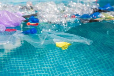 Çöp sorunu, plastik geri dönüşüm, kirlilik ve çevre kavramı - Su ortamında plastik çöp kirliliği.