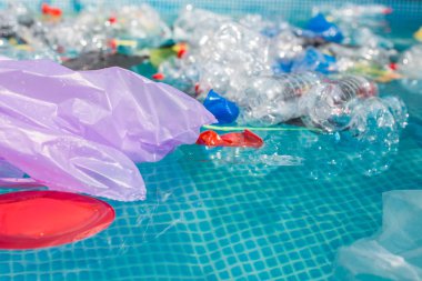 Çöp sorunu, plastik geri dönüşüm, kirlilik ve çevre kavramı - Su ortamında plastik çöp kirliliği.