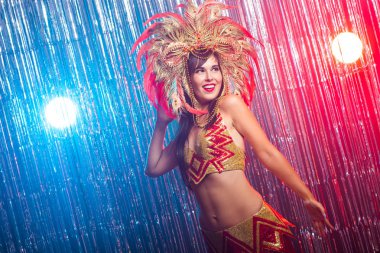 Karnaval, dansçı ve tatil konsepti - Kabare takım elbise güzellik esmer kadın ve doğal tüyler ve rhinestones ile başlık.