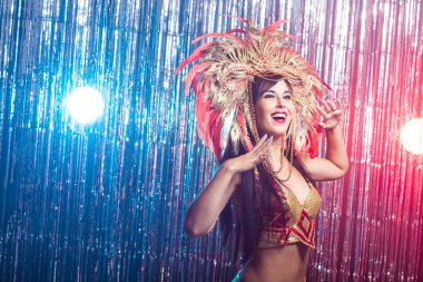 Tatiller, parti, dans ve gece hayatı konsepti. Karnaval gecesi için giyinmiş güzel bir kadın.