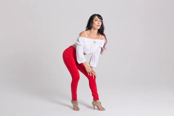Латиноамериканский танец, импровизация, современный и модный танец - молодая красивая женщина танцует на белом фоне студии — стоковое фото
