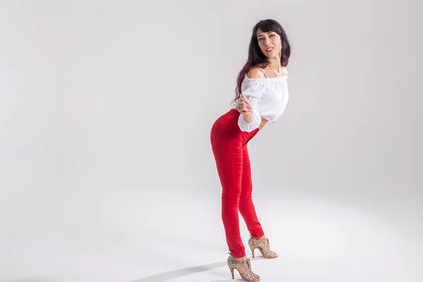 Latina dance, strip dance, contemporary and bachata lady concept - Γυναίκα που χορεύει αυτοσχεδιασμό και κινεί τα μακριά μαλλιά της σε λευκό φόντο — Φωτογραφία Αρχείου