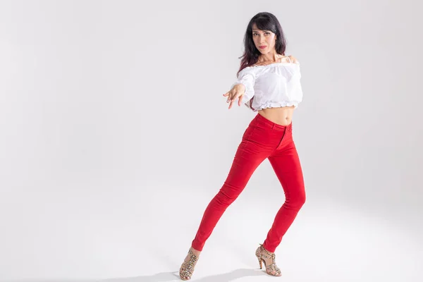 Latina dans, strip dans, hedendaagse en bachata dame concept - Vrouw dansen improvisatie en bewegen van haar lange haar op een witte achtergrond — Stockfoto