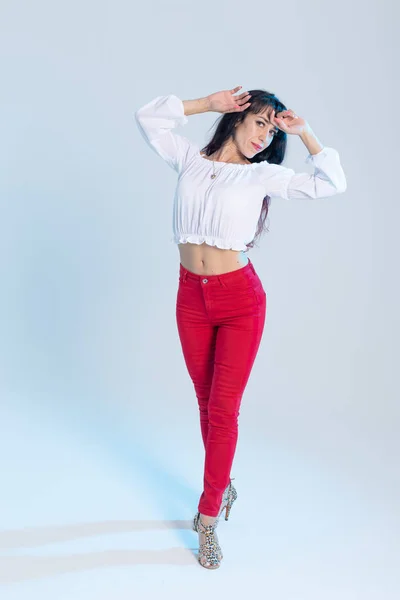 Danza latina, improvisación, concepto de danza contemporánea y de moda - joven hermosa mujer bailando sobre fondo de estudio blanco —  Fotos de Stock